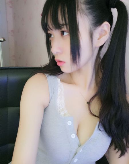 隔着衣服轻揉她的胸