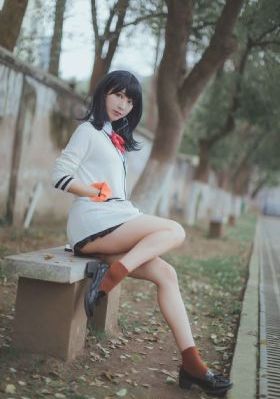 脱了她裙子摸进她的内裤亲吻