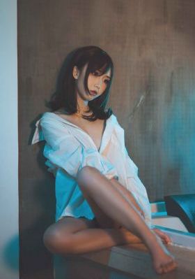 异国女人在巴黎